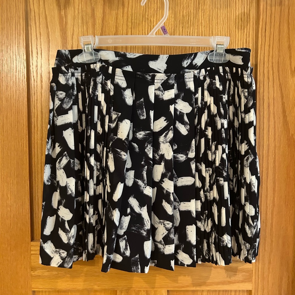 Banana Republic Pleated Black and White Skirt 6